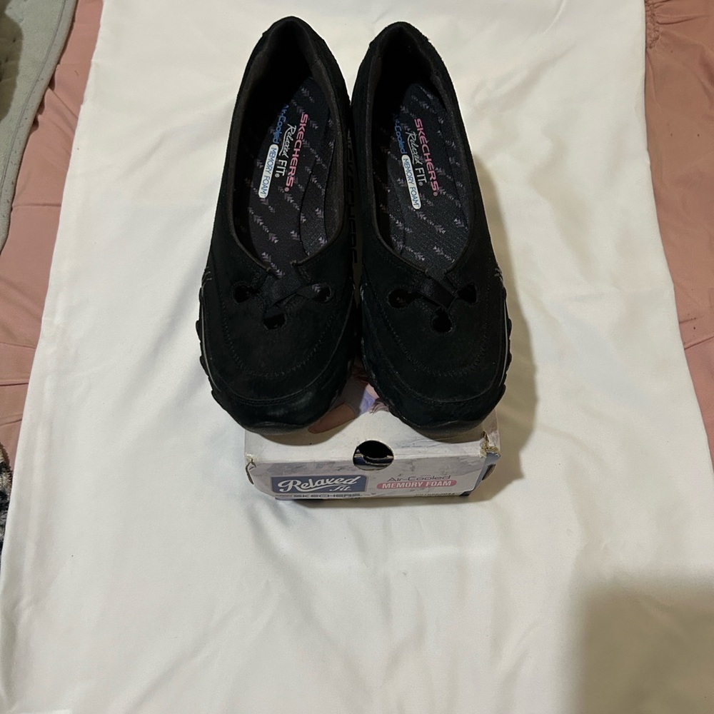 Skechers Women's Black Relaxed Fit Flats size 8